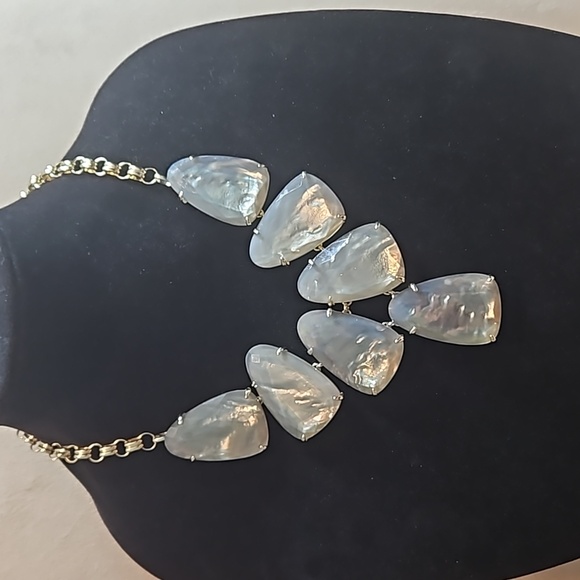 Kendra Scott Harlow Statement Necklace. Gray Illusion - Picture 2 of 7